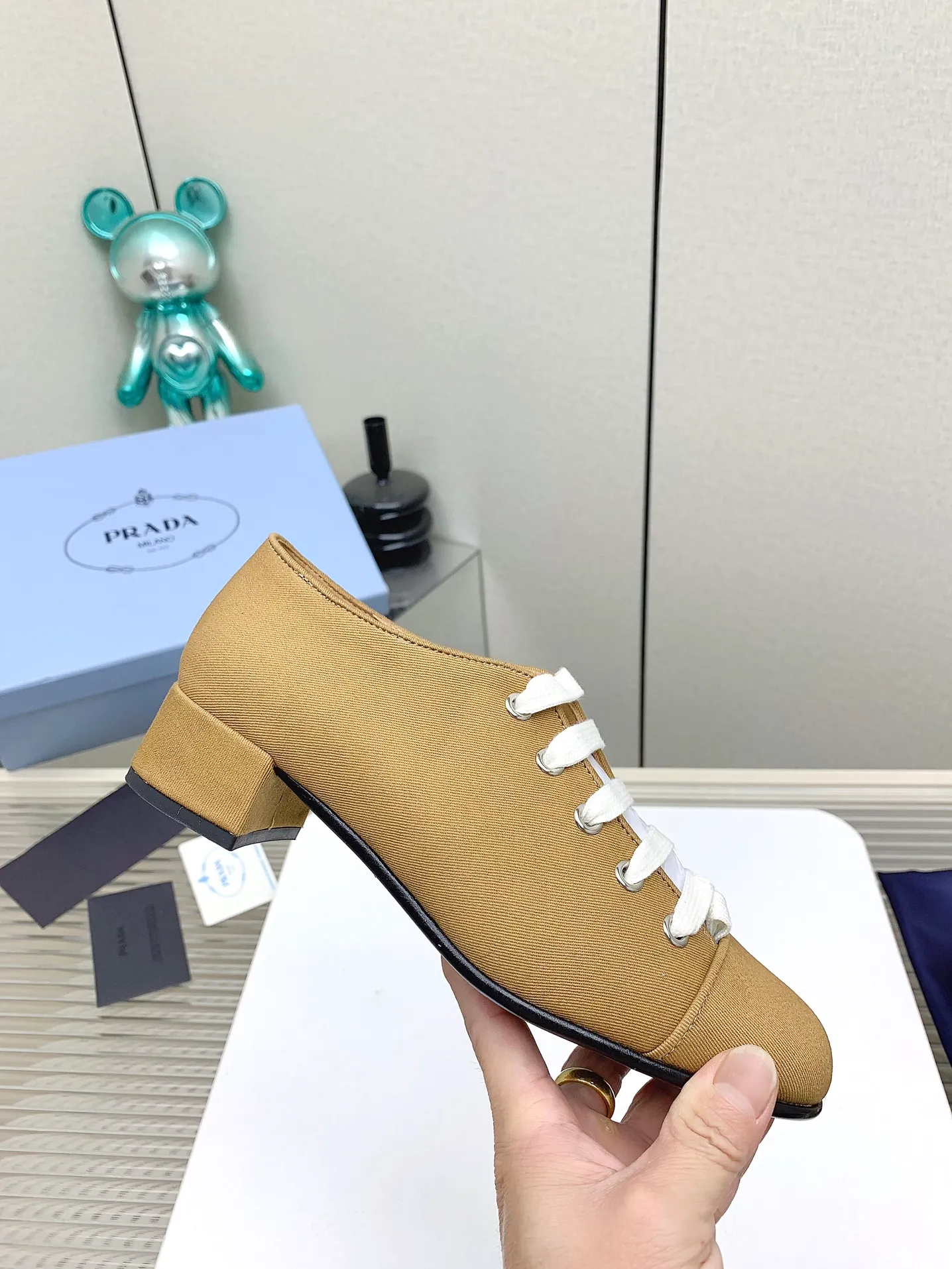 👟👟Ex-factory price 620👟👟 (Higher version) Prada 25/Spring and Summer Catwalk New lace-up hollow shoelace Mary Jane thick heel shoes This year’s lace-up element is super popular and really fashionable. I am obsessed with the appearance and comfort! The salty or sweet doll head design is full of girlishness. It is retro and playful yet elegant. The key is that it is easy to wear. ✔️Upper: original customized fabric ✔️Inner: sheepskin ✔️Outsole: genuine leather outsole imported from Italy ✔️Size: #35-41 (40.41 custom-made, non-refundable)